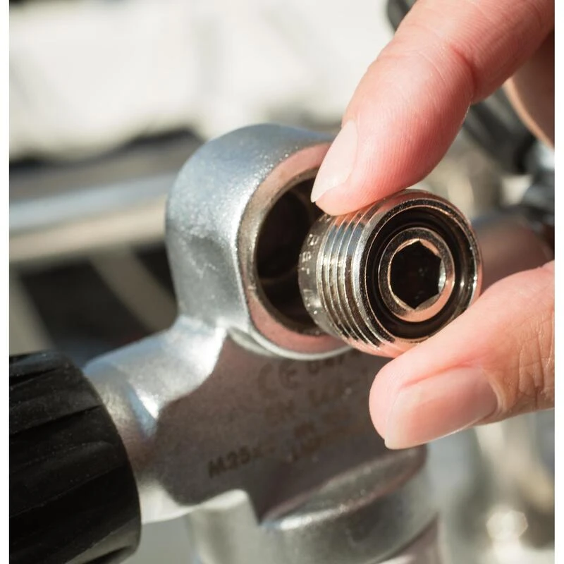 Adaptateur Insert Opercule Etrier (INT) / DIN Pour Une Bouteille De Plongée – Image 2